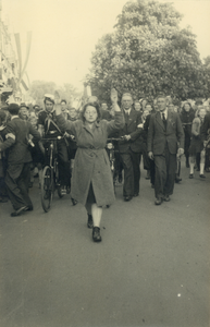 501118 Afbeelding van de arrestatie van vermoedelijk een N.S.B.-ster door leden van de B.S. (Binnenlandse ...